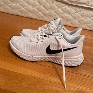 Womens Nike Revolution 5 white/black size 8.5